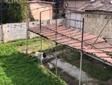 На против центрального иного вокзала. Для Продажи 4 участка, дом блочный 2 этажа, гараж. Летние перестройки, все коммуникации в рабочем состоянии.
