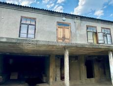 Дом рядом с вокалом.