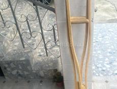 Продаю инвалидную коляску и костыли 