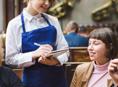 требуется официантка 