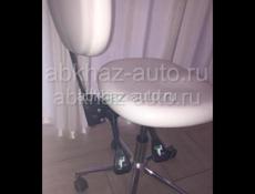 Косметологический стул с регулируемым сидением и спинкой 