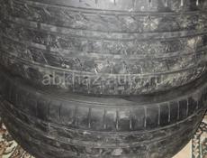 продам две шиный за 3000т размер 215/45 R17