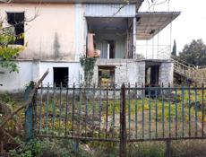Очень срочно в Гудауте продается нежилой дом с участком 
