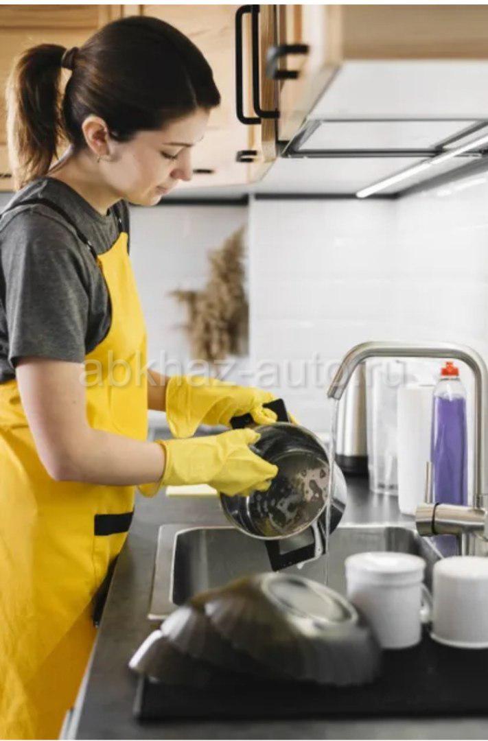 Работа вакансия посудница. Уборка посуды. Мойщица посуды. Уборщица посудомойщица. Кухонный работник.