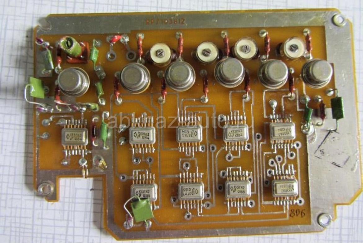 Продать платы. Платы радиодетали. Старые платы с радиодеталями. Плата с транзисторами. Платы с км конденсаторами.