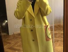 Жёлтое женское пальто в идеальном состоянии 