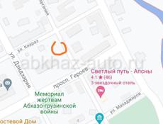 В центре возле часов