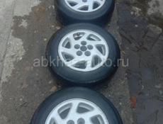 Диски R15 От Ниссан Две шины ещё походят ,две  мёртвые 195/65r15