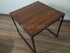 Новый стол ручной работы из натурального дерева. 