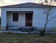 2, 6 млн.р продается одноэтажный дом, нужен капитальный ремонт, с участком 15 соток с цитрусовым садом, 400 м от Черного моря, в г. Сухум,  р-н Маяк, Абхазия