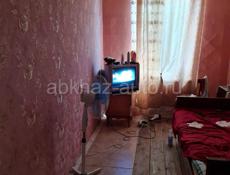 продается 2 -х этажный жилой дом со средним ремонтом, с участком 15 соток на Каштаке, 200 м от Черного моря,10 минут езды от г. Сухум