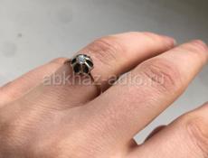 Продаётся кольцо с бриллиантом 