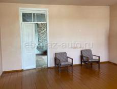 продается бельэтажный жилой дом, расположенный на земельном участке 6 соток, 400 м от Черного моря, в г. Сухум,Маяк