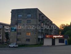 Продам 3-х ком. квартире в самом центре Ткварчала 