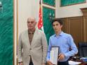 Президент Аслан Бжания поблагодарил 17-летнего Леона Барцыц за спасенные жизни туристов