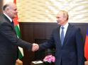 Президент Абхазии поздравил Владимира Путина с днем рождения