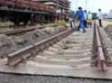На железнодорожных станциях «Сухум» и «Кяласур» меняют деревянные шпалы
