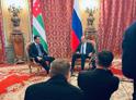 Глава МИД России Сергей Лавров заявил о безусловной поддержке укрепления государственного суверенитета Абхазии на встрече с Иналом Ардзинба