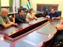 Роберт Киут принял группу граждан, получивших пособия и маткапитал в РФ