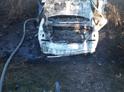 Сгоревший автомобиль на котором скрылись подозреваемые после совершения преступления. Видео